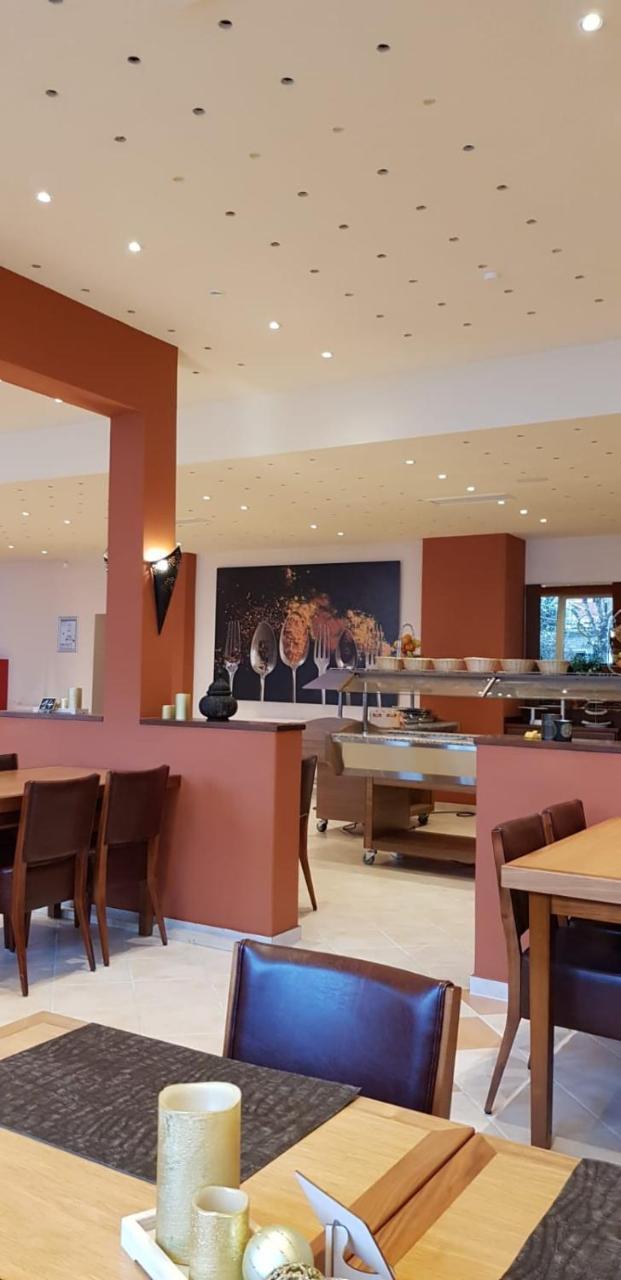 Hotel Imota Нойвиед Екстериор снимка